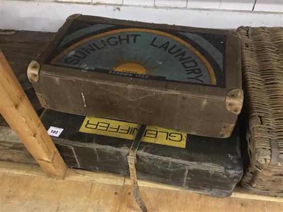 2 laundry boxes & wicker picnic basket(-)